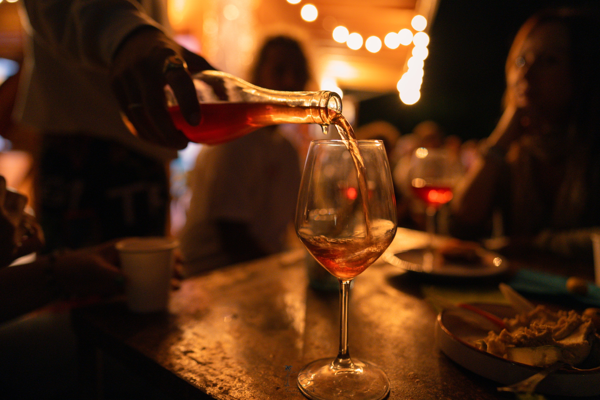 Vino versato in calice durante una cena