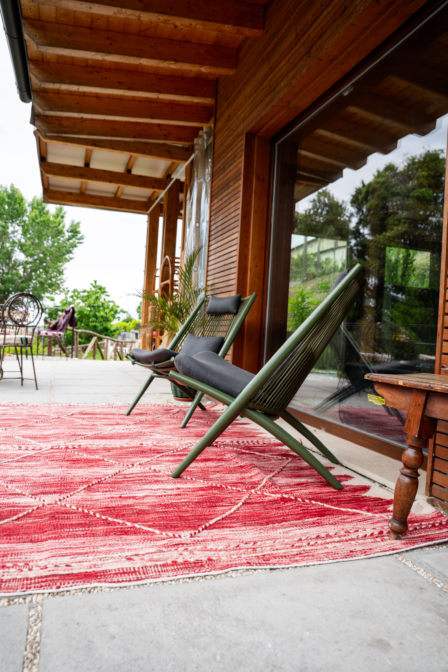 Lounge con sedie verdi sul tappeto rosso