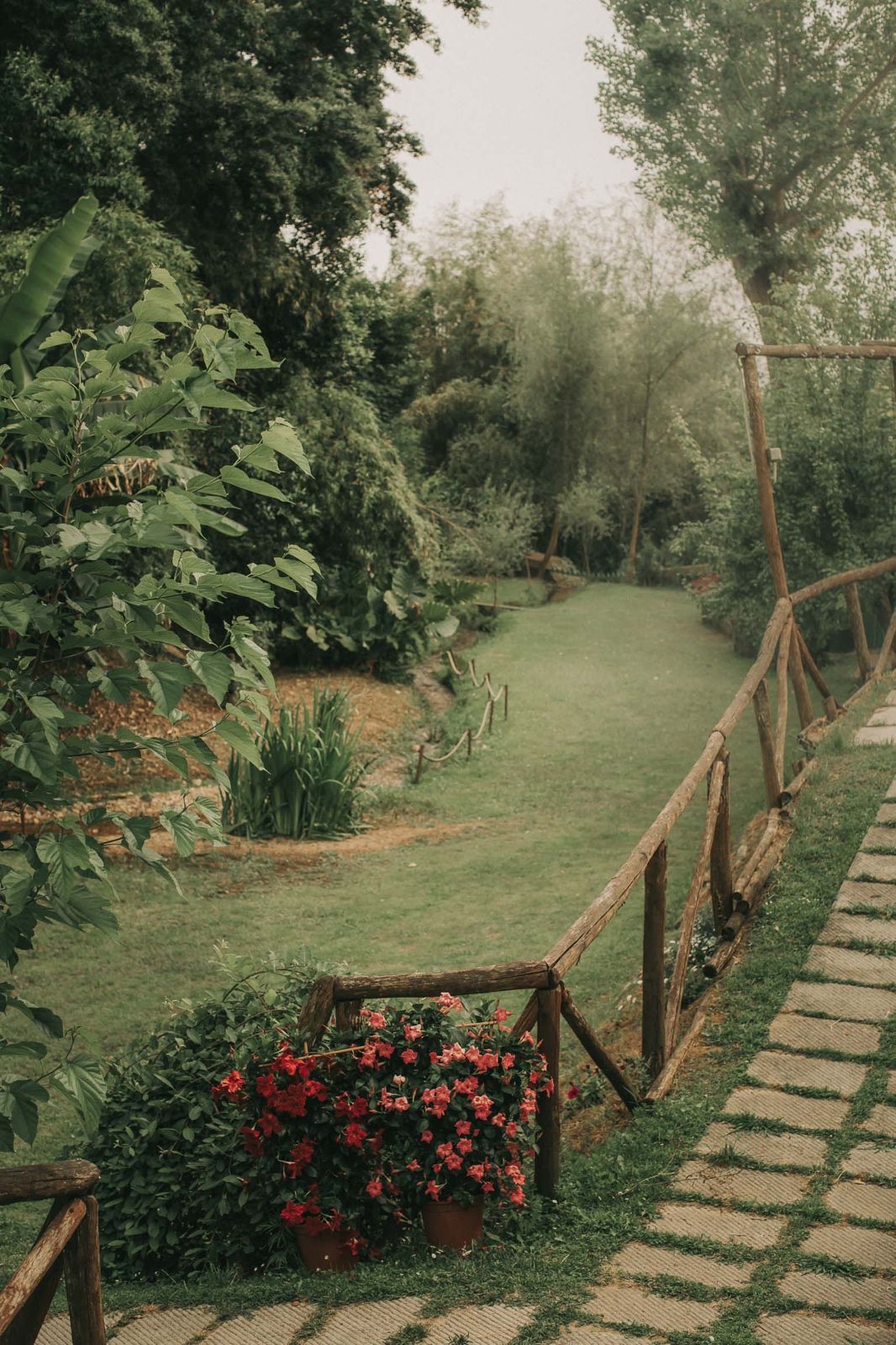 Stradina del giardino con ringhiera in legno